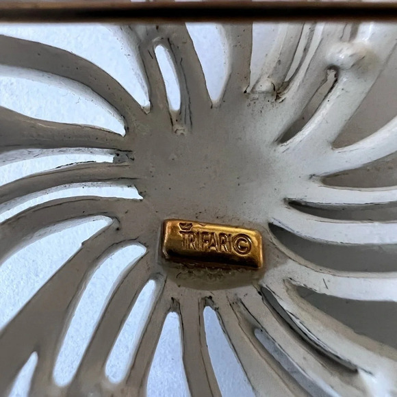 Vintage~ Crown Trifari~ White Enamel Lacy Coral Metal Brooch. - Picture 6 of 7